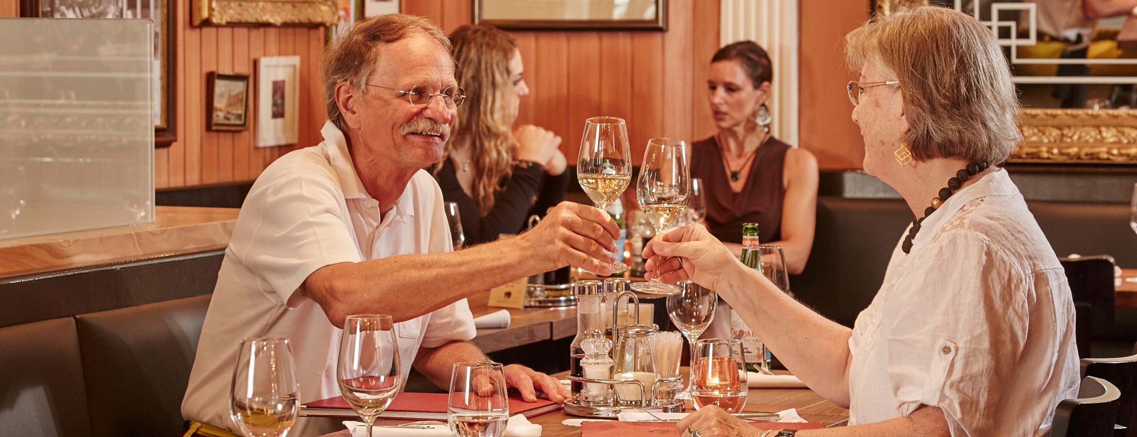 Ehepaar trinkt Weisswein im Restaurant Da Roberto